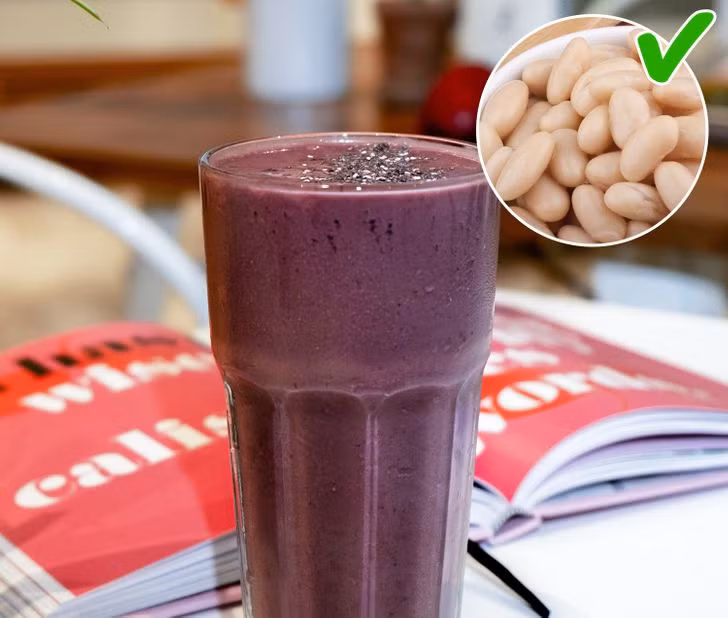 1. Sử dụng đậu trắng trong ly sinh tố: Đây là món ăn cân bằng với nhiều chất dinh dưỡng đa lượng. Đậu trắng là một nguồn cung cấp protein dồi dào, vì vậy, khi bạn trộn với sinh tố hoa quả, nó trở thành một thực phẩm cực tốt cho cơ thể.