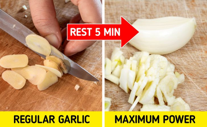 7. Để tỏi nghỉ 5 phút sau khi băm nhỏ: Tỏi là thực phẩm cần thiết cho mọi gian bếp. Nó cũng bảo vệ chúng ta khỏi các loại virus và cảm lạnh. Sau khi băm tỏi xong, hãy để nó nghỉ trong 5 phút. Điều này sẽ tối đa hóa chất lượng dược phẩm mạnh mẽ của loại gia vị này, như các hợp chất chống ung thư, chất chống oxy hóa và vitamin C.