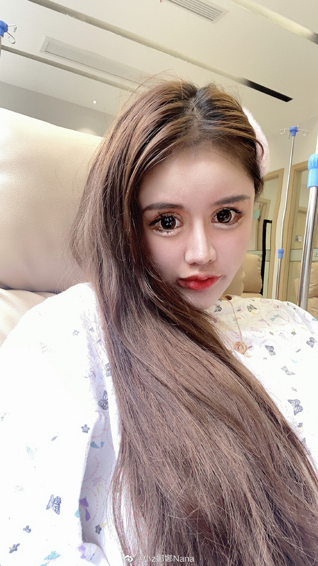 Dần dần, cô càng muốn dao kéo nhiều hơn để người khác nhìn rõ sự thay đổi của mình. Chỉ trong vài năm, cô đã trải qua hàng trăm cuộc phẫu thuật thẩm mỹ, thay đổi các bộ phận khắp cơ thể.