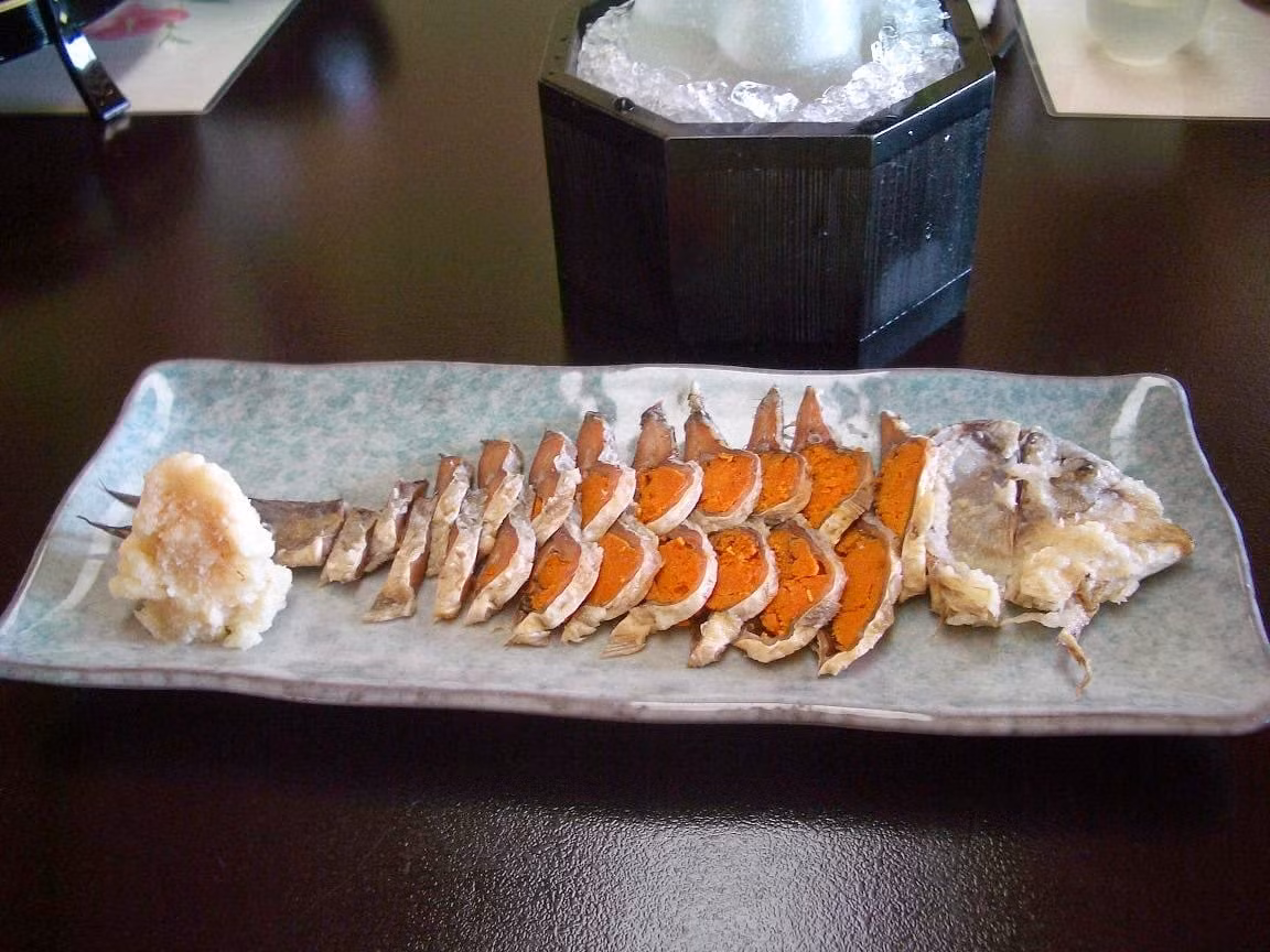 Cách chế biến món ăn “thum thủm” này cũng rất độc đáo, công phu, cầu kỳ và đòi hỏi phải chờ đợi rất lâu vì đến tận 3 năm sau mới ăn được.