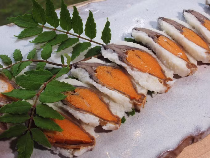 Để thưởng thức món ăn này, thực khách phải chờ đợi tương đối lâu, từ 3 - 4 năm. Cách ăn món Funazushi cũng giống như ăn sushi như thái mỏng ra và ăn với gừng hồng, nước tương.