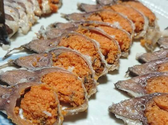 Món ăn này được xem là một trong những đặc sản của người Nhật, được mệnh danh là “phomai của Nhật Bản” và có giá rất đắt đỏ, mỗi hộp nhỏ có giá hơn 3 nghìn yên (khoảng hơn 700.000 đồng). Ảnh: IT.