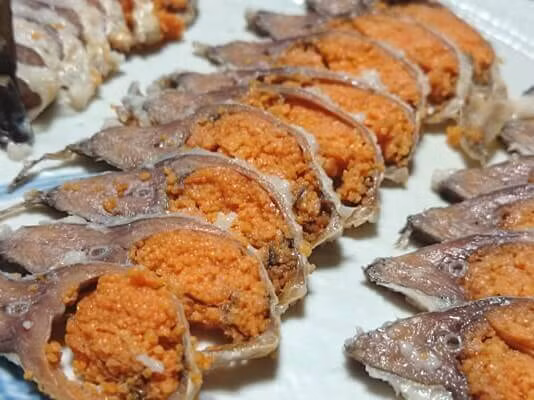 Món ăn này được xem là một trong những đặc sản của người Nhật, được mệnh danh là “phomai của Nhật Bản” và có giá rất đắt đỏ, mỗi hộp nhỏ có giá hơn 3 nghìn yên (khoảng hơn 700.000 đồng). Ảnh: IT.