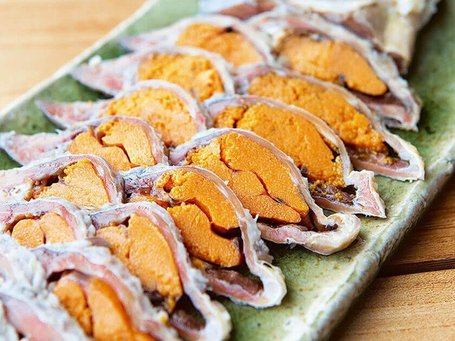 Sơ chế xong, những con cá sẽ được xếp gọn gàng vào một thùng gỗ, cứ mỗi lớp cá sẽ rải lên một lớp muối và sau đó nén chặt cá bằng các hòn đá lớn để bảo quản cá được tốt hơn.