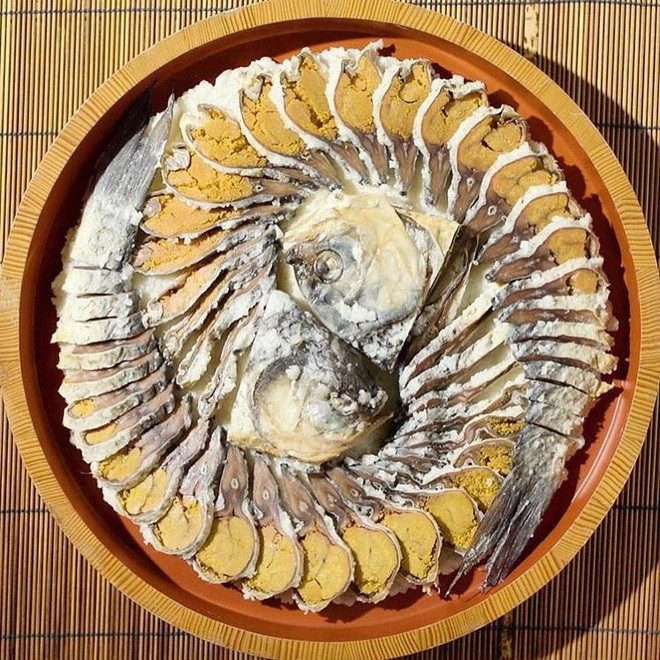 Sau khi đánh bắt, người ta loại bỏ nội tạng của cá, chỉ để lại vây, mang cá và trứng cá. Riêng dạ dày của cá được rửa sạch, ướp muối biển và nhét lại vào trong bụng con cá.