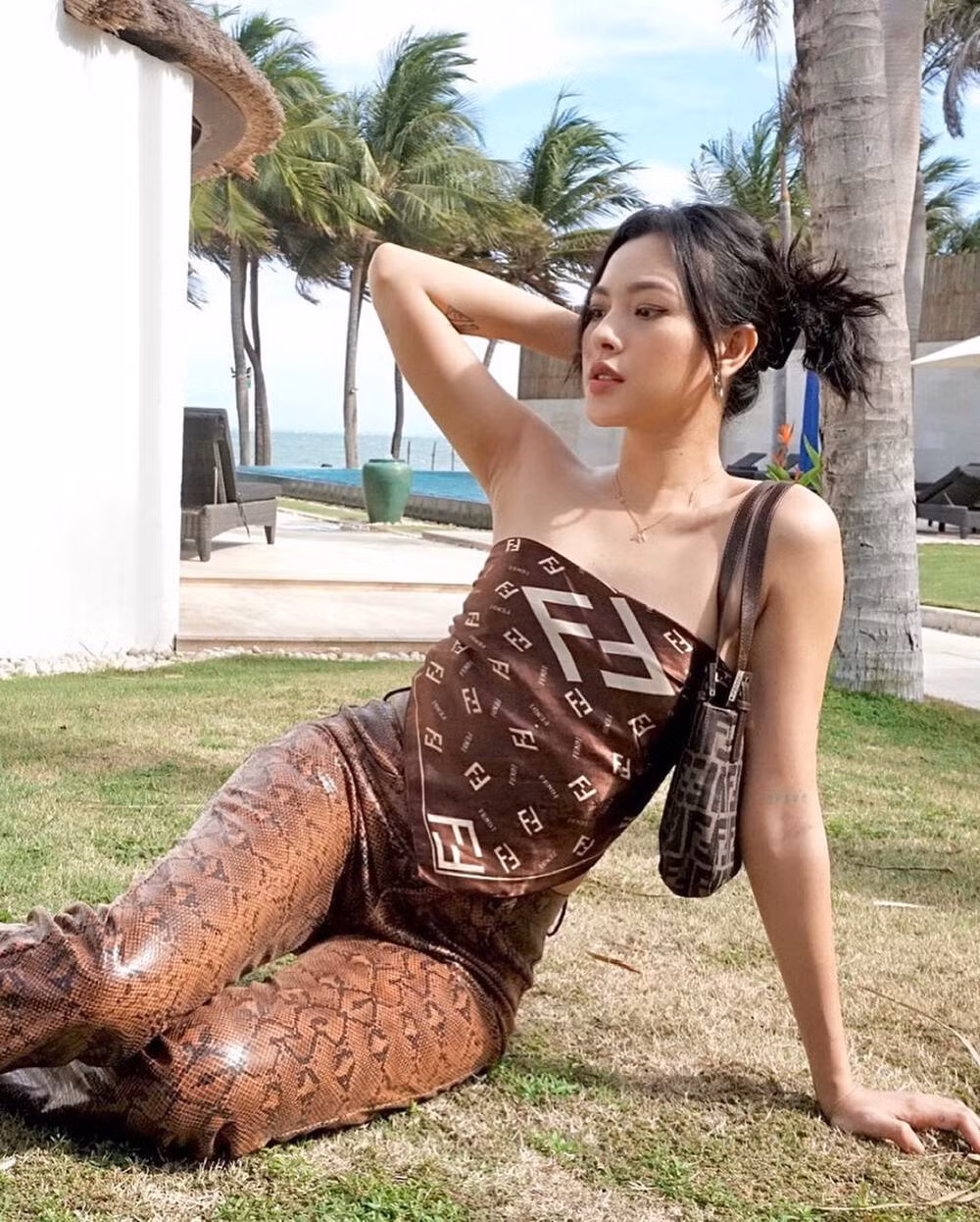 Trước đó, nhiều sao Việt đã thử style quấn khăn làm áo gợi cảm khiến người hâm mộ “nhức mắt”. Trong ảnh là Tú Hảo sử dụng khăn Fendi gấp đôi để cột làm áo, mix cùng quần da bóng theo tông màu nâu trầm đất.