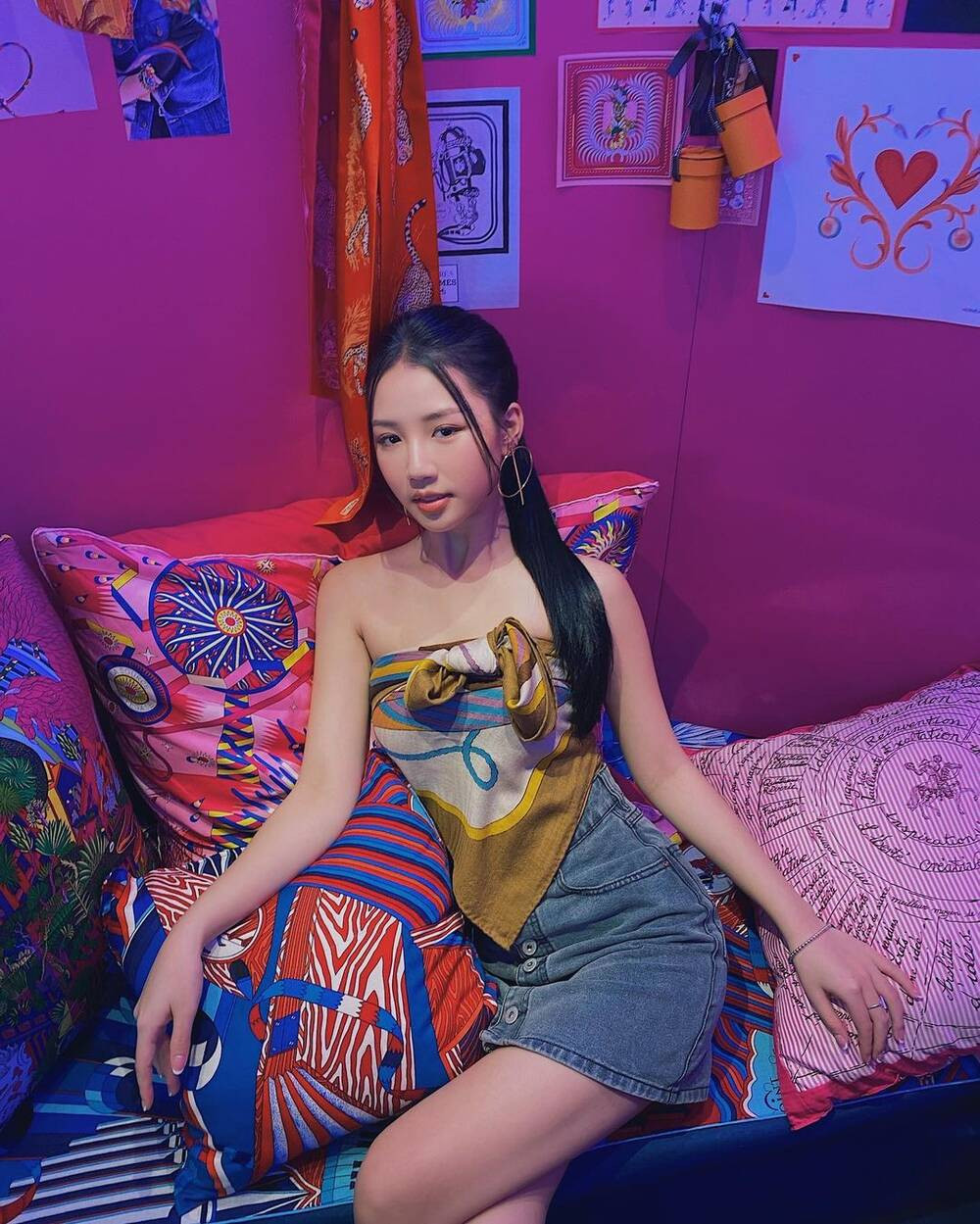 Amee đẹp ngọt ngào, tươi tắn cùng khăn chất liệu lụa.