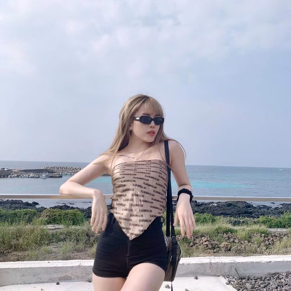 Thiều Bảo Trâm tạo cho mình chiếc áo làm từ khăn lụa của nhà mốt Balenciaga đắt giá.