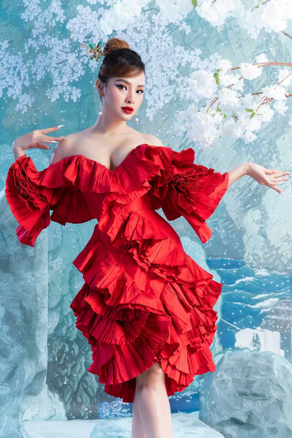 Nữ ca sĩ sinh năm 1988 hóa thành một nàng xuân yêu kiều với loạt trang phục gợi cảm, bắt mắt.