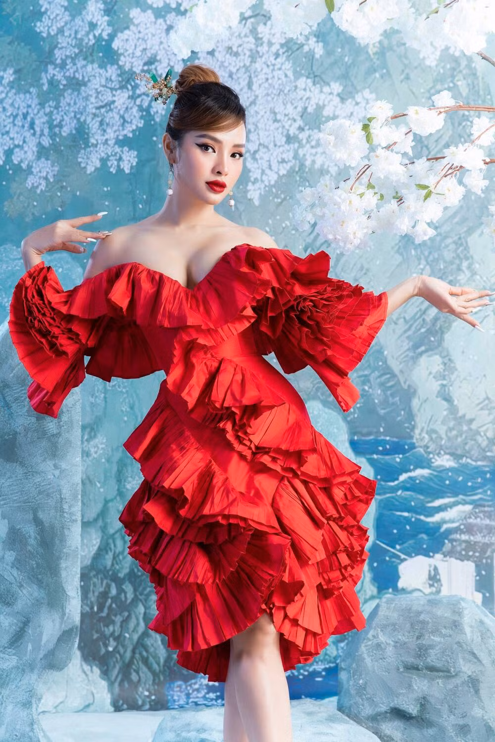 Nữ ca sĩ sinh năm 1988 hóa thành một nàng xuân yêu kiều với loạt trang phục gợi cảm, bắt mắt.