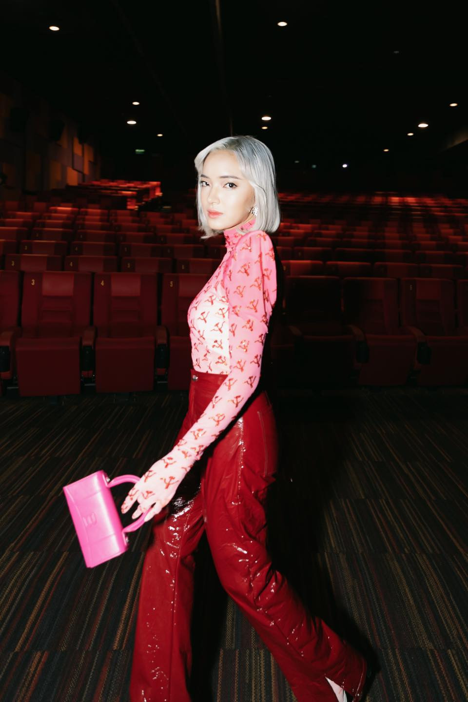 Điểm giúp Châu Bùi nổi bật và khác lạ so với dàn fashionista đình đám của làng giải trí Việt chính là yếu tố độc và lạ.