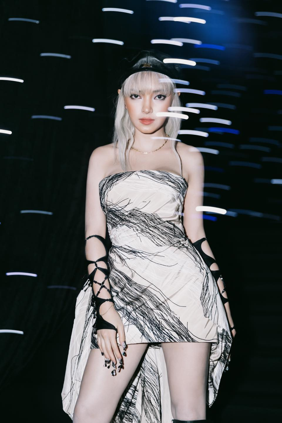 Nắm bắt xu hướng thời trang nhanh nhạy cũng giúp Châu Bùi luôn đi trước, đón đầu những trào lưu dậy sóng của làng thời trang thế giới. Ảnh: FBNV.