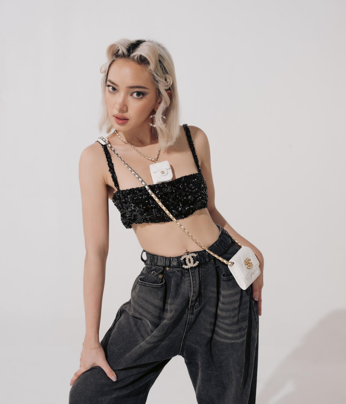 Cô được đánh giá là một trong những mỹ nhân Việt có gu thời trang đường phố đẹp và thời thượng nhất.