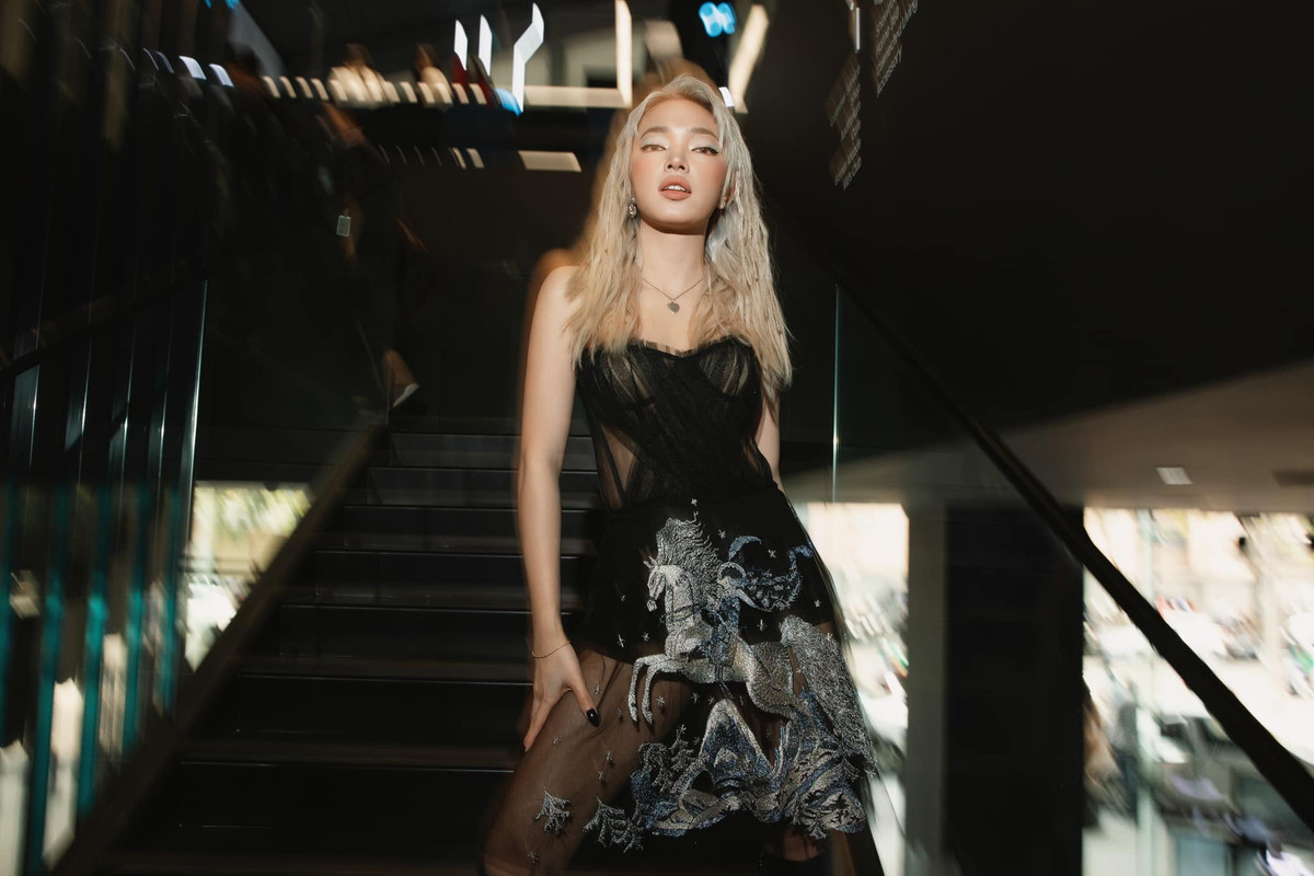 Châu Bùi luôn xuất hiện với phong cách thời trang biến hóa đa dạng chứng tỏ gu thẩm mỹ đẹp mắt và tinh tế của mình.