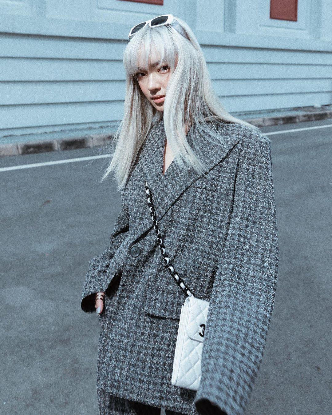 Street style của người đẹp này mang một chút gì đó vừa độc lạ, vừa có chút nổi loạn cá tính nhưng cũng không kém phần sexy, mạnh mẽ.