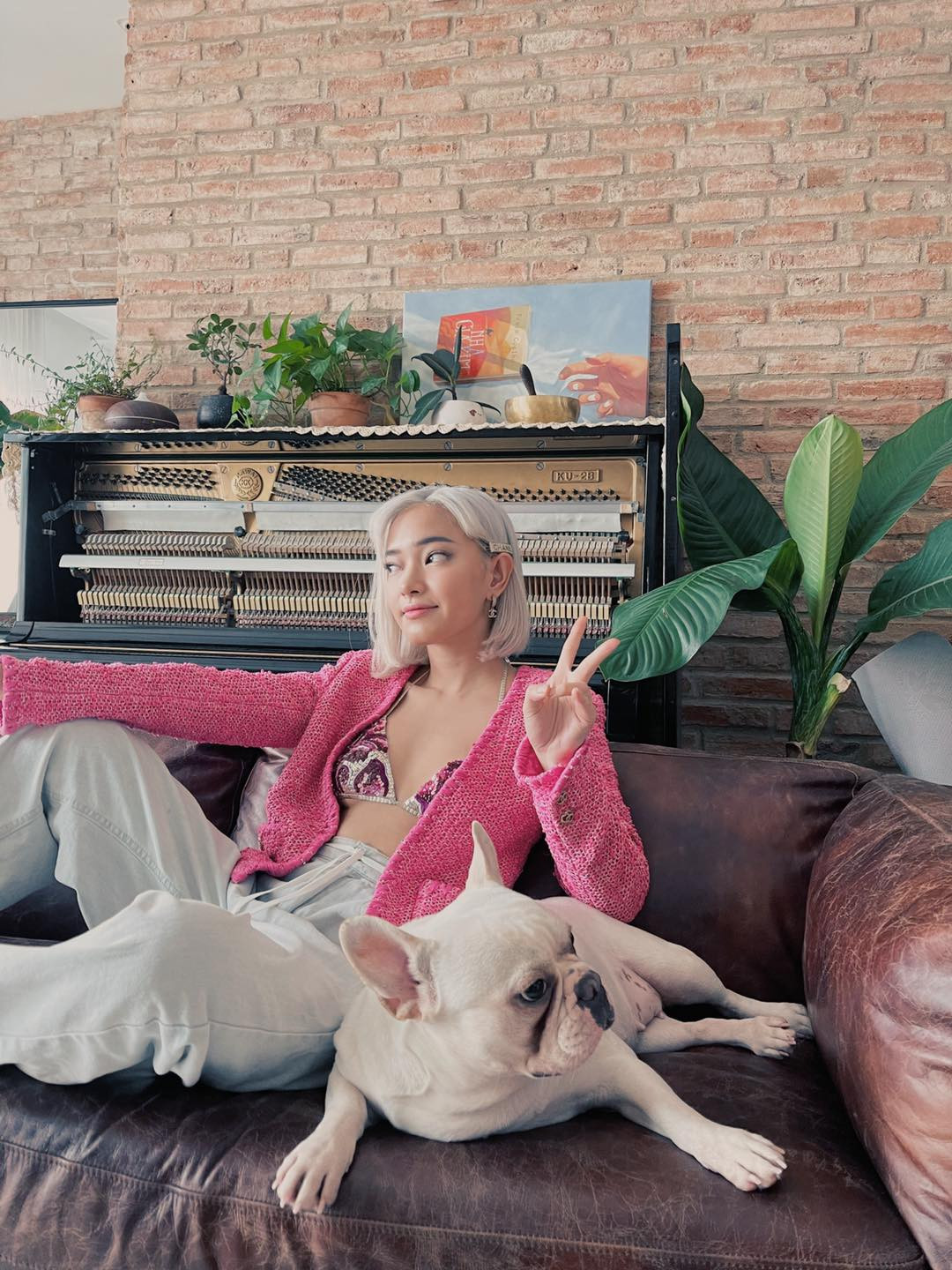 Nàng hot girl tuổi Sửu không ngừng thay đổi phong cách và luôn tự tin với những sự lựa chọn của mình.