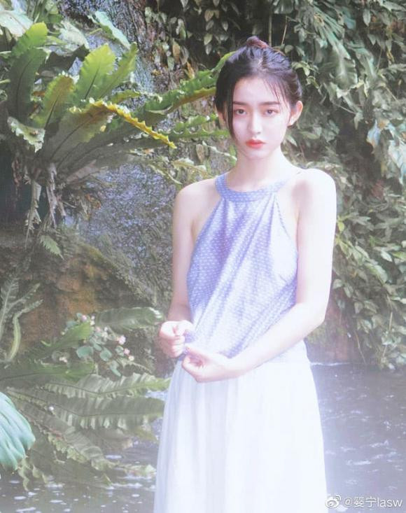 Chẳng cần khoác lên mình những bộ trang phục gợi cảm, trong khung hình mờ ảo, Ying Ning vẫn nổi bật nhờ nhan sắc kiêu kỳ và vẻ đẹp cuốn hút.