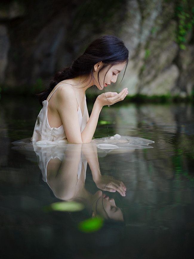 Tian Chou gây ấn tưởng bởi nước da trắng ngần nổi bật hơn cả màu trang phục.