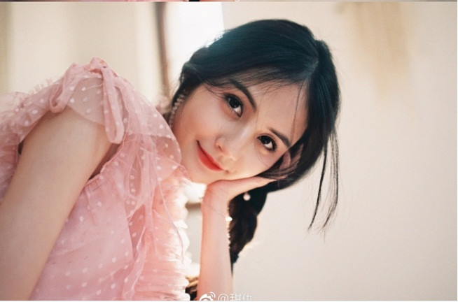 Hình ảnh dễ thương ngoài đời của Tian Chou. Ảnh: Internet.