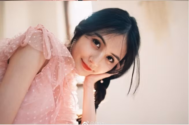 Hình ảnh dễ thương ngoài đời của Tian Chou. Ảnh: Internet.