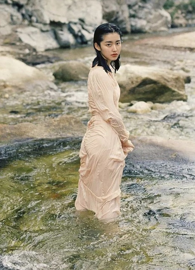 Diện váy kín đáo mỏng manh, người đẹp Trung Quốc như "phát sáng" bởi làn da trắng hồng không tì vết.
