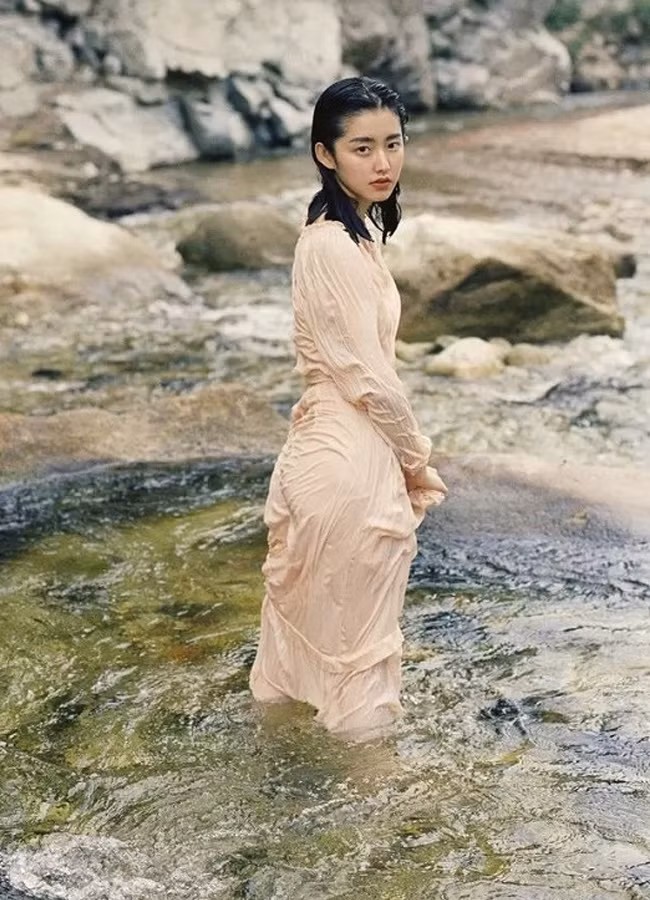 Diện váy kín đáo mỏng manh, người đẹp Trung Quốc như "phát sáng" bởi làn da trắng hồng không tì vết.
