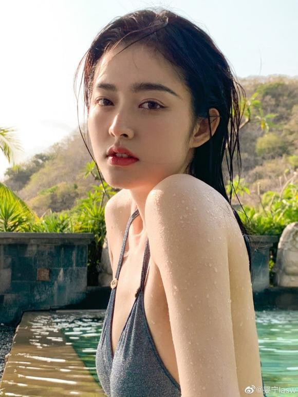 Ying Ning, sinh năm 1999, sở hữu vẻ đẹp liêu trai, ma mị cùng đường cong hình thể hoàn hảo và gu thời trang nóng bỏng.