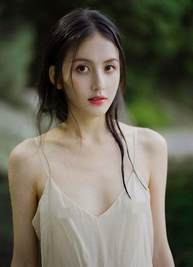 Sở hữu làn da trắng sứ không tì vết, Tian Chou mang vẻ đẹp trong trẻo, thuần khiết, được cộng đồng mạng ví như tiên tử bước ra ngoài đời thực.