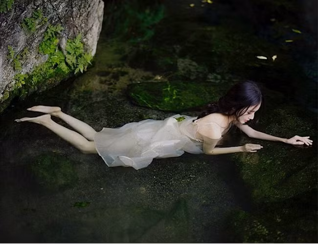 Cô mặc một chiếc váy hai dây bằng voan màu trắng gợi vẻ tinh khôi nhưng cũng không kém phần gợi cảm.