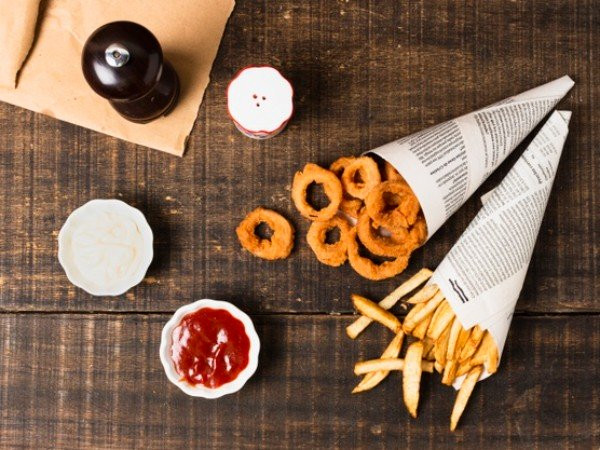 8. Khoai tây chiên: Tất nhiên, không có gì ngạc nhiên khi khoai tây chiên nằm trong danh sách những loại thực phẩm không nên ăn khi bụng đói. Dù là nướng hoặc chiên, muối trong khoai tây chiên không tốt cho tiêu hóa của bạn khi bạn chưa kịp ăn gì.