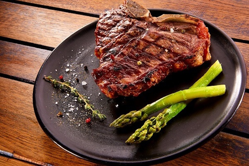 6. Thịt đỏ: Thịt đỏ rất giàu protein, có nghĩa là cơ thể chúng ta cần rất nhiều thời gian để tiêu hóa nó. Ăn thịt đỏ khi bụng đói sẽ khiến cơ thể bạn phải làm việc nhiều hơn (phá vỡ protein), dẫn đến đau dạ dày, cũng như cảm giác no quá mức.