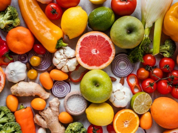 3. Trái cây (khẩu phần lớn): Ăn một phần lớn trái cây (đường đơn) khi đói bụng sẽ khiến lượng đường trong máu của bạn tăng đột ngột và sau đó khiến bạn cảm thấy mệt mỏi và đói trở lại trong 30-60 phút. Tính axit trong trái cây cũng có thể gây ra trào ngược axit.