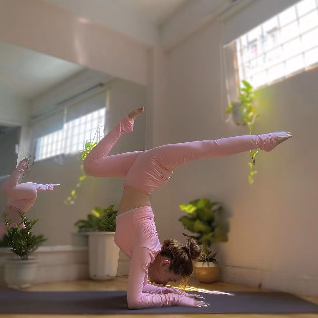 Không để mất dáng sau khi ăn Tết, Sĩ Thanh cũng nhanh chóng bắt tay vào thực hiện các bài tập yoga tại nhà.