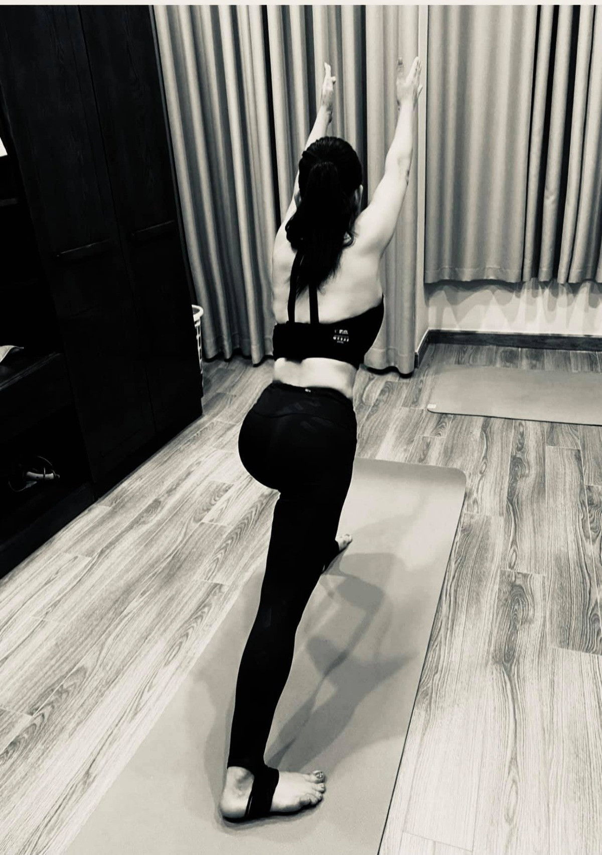 Ca sĩ Phi Nhung cũng quay lại với thói quen tập yoga mỗi sáng.