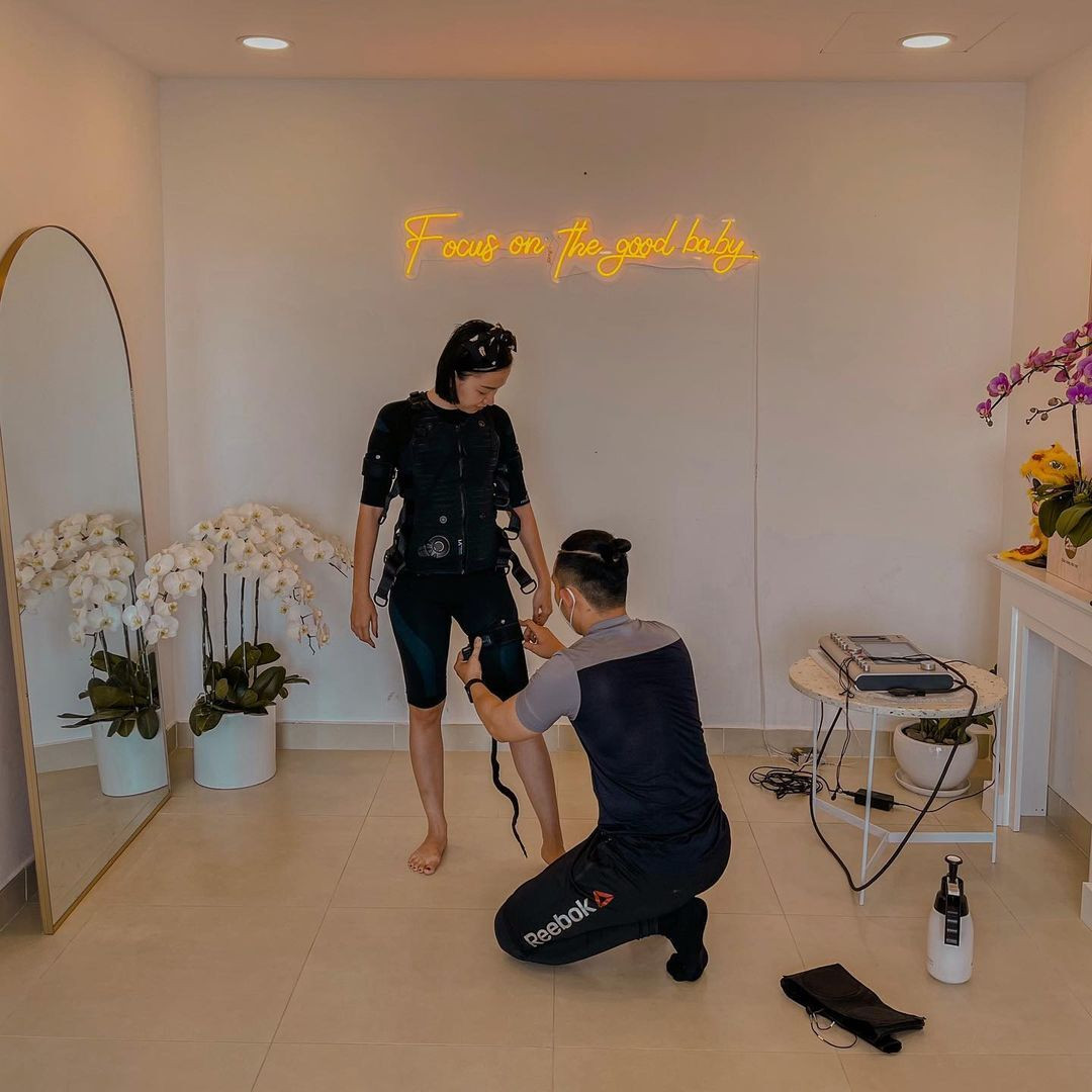 Băng Di tập luyện tại nhà với công nghệ EMS - sử dụng các xung điện tần số thấp để kích thích cơ bắp.