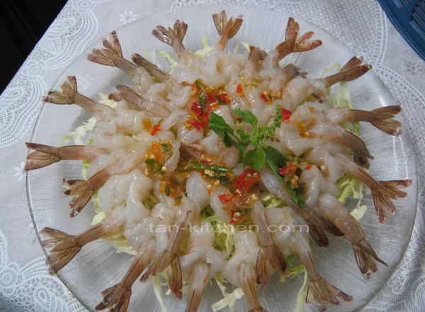 Nếu là người không giỏi ăn đồ sống thì chắc chắn bạn sẽ chẳng dám thử món này. Ảnh: IT.