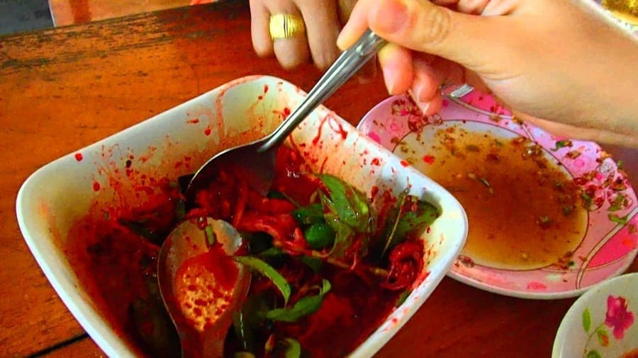 Luu moo gần giống món tiết canh của Việt Nam. Món ăn tươi nuốt sống này được người Thái coi như đặc sản. Luu moo có nguyên liệu chính là tiết lợn, được trộn cùng nội tạng lợn và các loại gia vị.