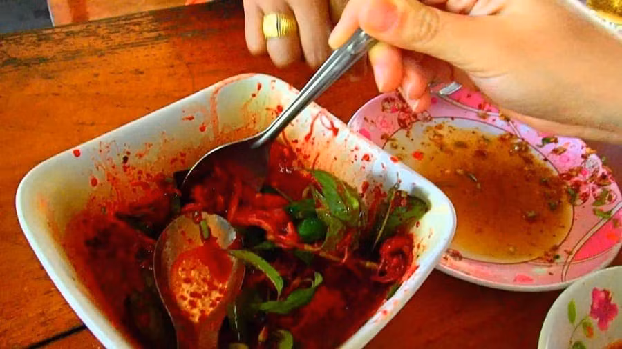 Luu moo gần giống món tiết canh của Việt Nam. Món ăn tươi nuốt sống này được người Thái coi như đặc sản. Luu moo có nguyên liệu chính là tiết lợn, được trộn cùng nội tạng lợn và các loại gia vị.