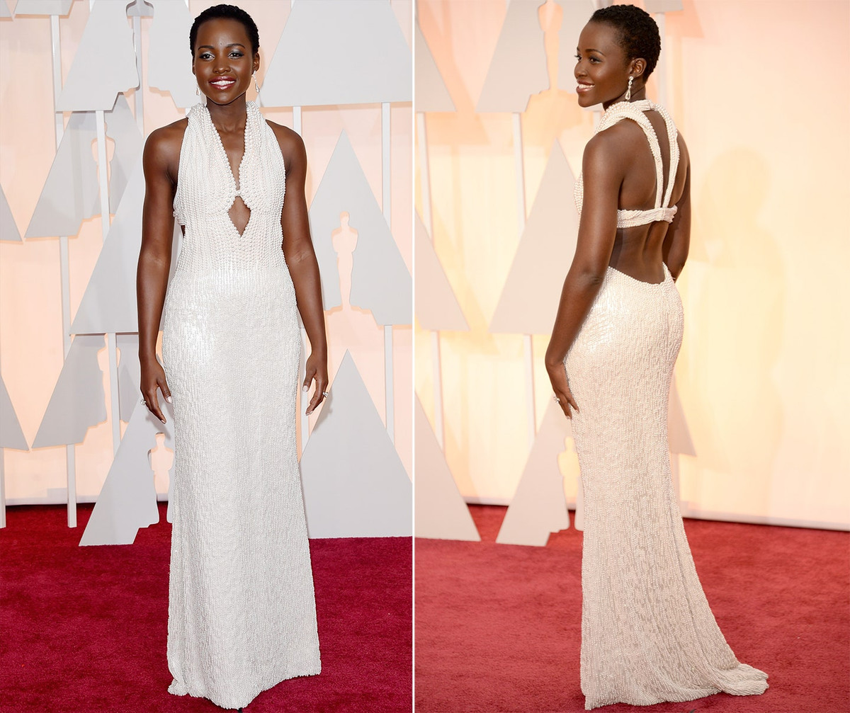 7. Lupita Nyong'o - 150.000 USD: Tại bữa tiệc Oscar 2015, nữ diễn viên thu hút sự chú ý của mọi người với chiếc váy dài màu trắng của Calvin Klein. Cần đến 25 người và 10 tuần để khâu tay 6.000 viên ngọc trai Akoya mới có thể tạo ra chiếc váy này. Chi phí ước tính của kiệt tác này là khoảng 150.000 USD.