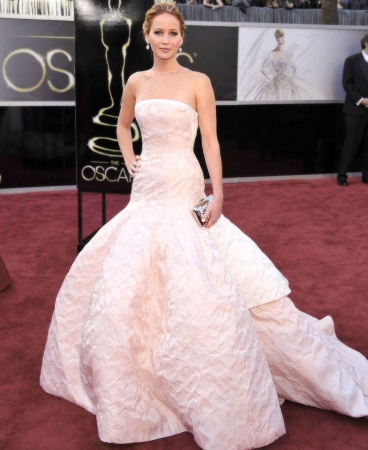 2. Váy Jennifer Lawrence có giá 4 triệu USD: Jennifer Lawrence khiến lễ trao giải Oscar 2013 trở nên đáng nhớ khi cô diện chiếc váy hồng phấn giống như một nàng công chúa thực thụ. Chiếc váy của cô mặc có giá lên tới 4 triệu USD.
