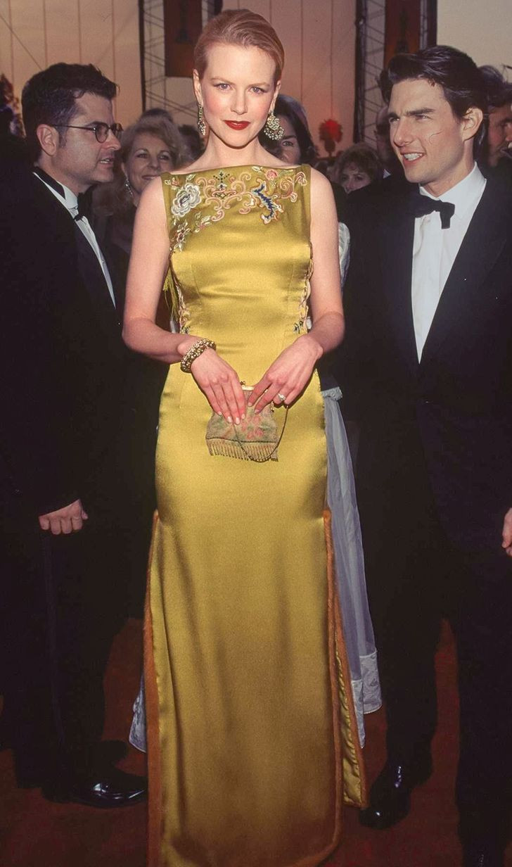 3. Nicole Kidman - 2 triệu USD: Chiếc váy John Galliano trị giá 2 triệu USD mà Nicole Kidman mặc tại Lễ trao giải Oscar 1997 đã giúp nữ diễn viên này lọt vào danh sách người mặc một trong những chiếc váy đắt nhất. Chiếc váy lụa thêu hoa văn này đã có sức ảnh hưởng lớn và khiến nữ diễn viên trở thành người đi đầu xu hướng.