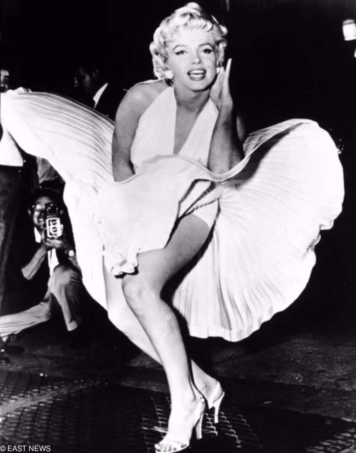 1. Marilyn Monroe – váy giá 4,6 triệu USD: Bộ váy đắt đỏ mà Marilyn mặc khi đóng phim The Seven Year Itch đã trở thành một trong những chiếc váy mang tính biểu tượng nhất từ trước đến nay nhờ cảnh quay nổi tiếng này. Năm 2011, nó đã được bán đấu giá với giá 4,6 triệu USD ở Los Angeles.