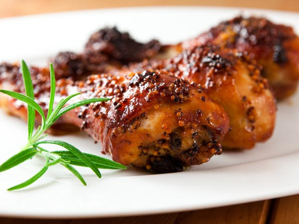 Thịt gia cầm như gà rất giàu vitamin B6 và một axit amin thiết yếu gọi là L-Arginine. Arginine giúp sản xuất oxit nitric để thực hiện các chức năng sinh sản và sinh sản cần thiết, bao gồm sản xuất progesterone trong cơ thể.