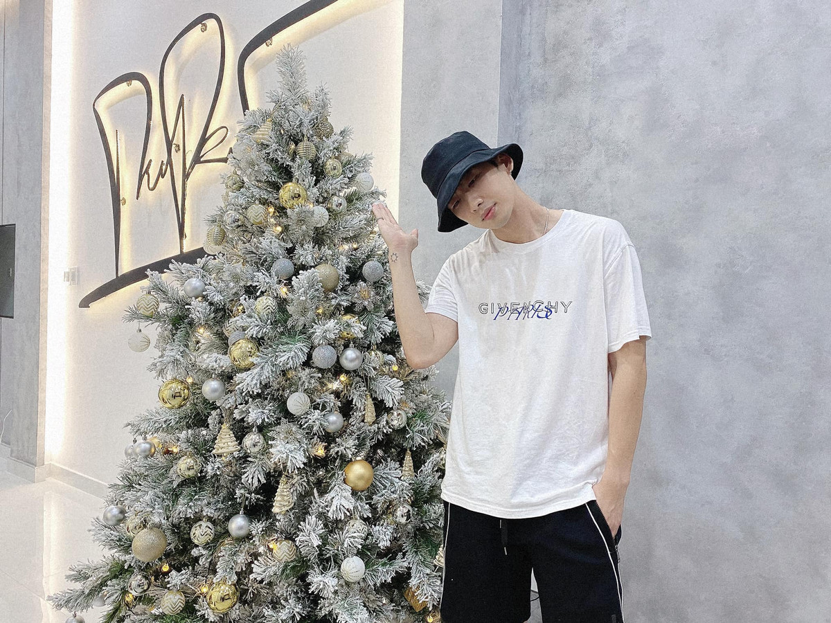 Để có được vóc dáng chuẩn, nam diễn viên rất chú trọng chế độ ăn uống, thường xuyên tập gym và chơi thể thao, ngay cả khi đi nghỉ dưỡng. Ảnh: FBNV.