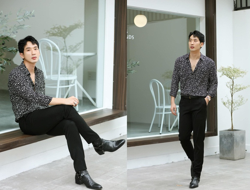 Phong cách thời trang của Tuấn Trần khá bắt mắt, anh thường diện trang phục có họa tiết và màu sắc.