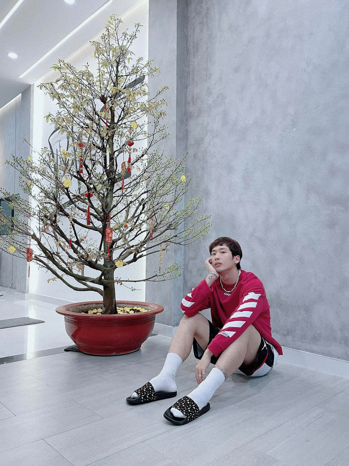 Tuấn Trần sẵn sàng chinh phục những trang phục có kiểu dáng và màu sắc “khó nhằn”.