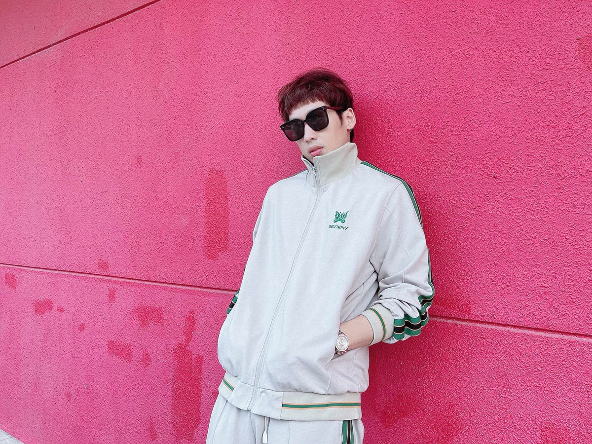 Với chiều cao "chuẩn mẫu" 1m86, anh chẳng ngại diện những bộ cánh rộng rãi.