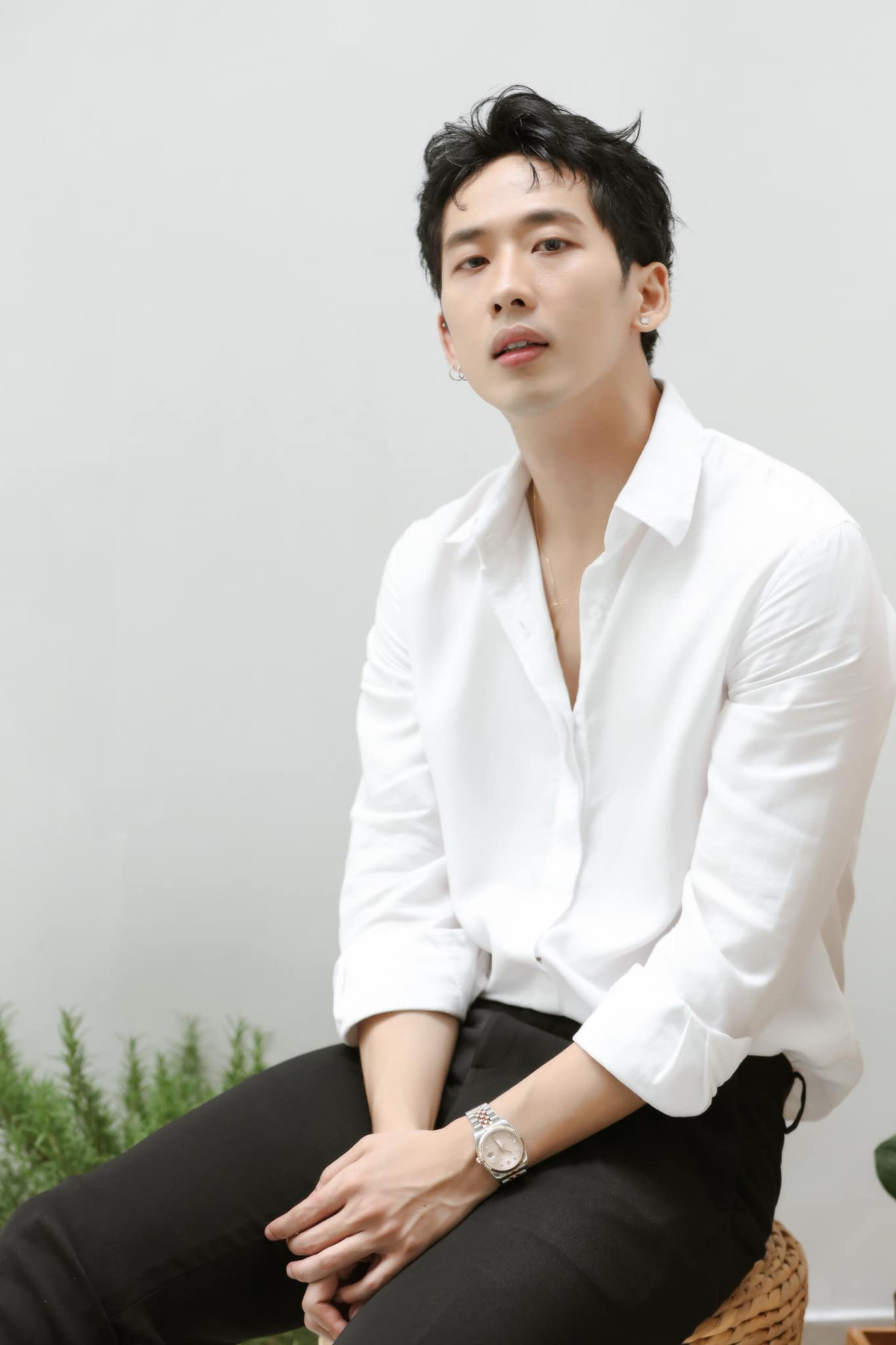 Ngay cả những bộ đồ đơn giản cũng được nam chính "Bố Già" mặc cực kỳ đẹp và bảnh bao.