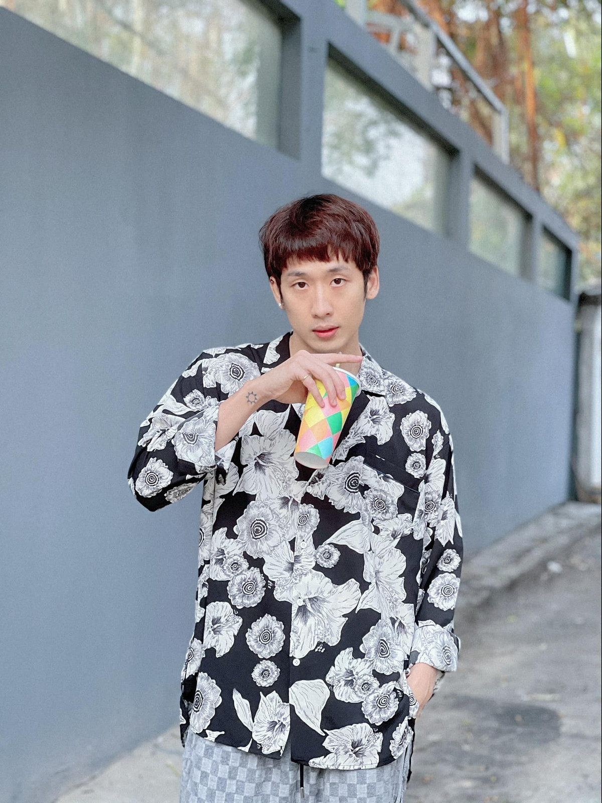 Tuấn Trần biến hóa đa dạng với những trang phục có màu sắc tươi sáng, họa tiết nổi bật.