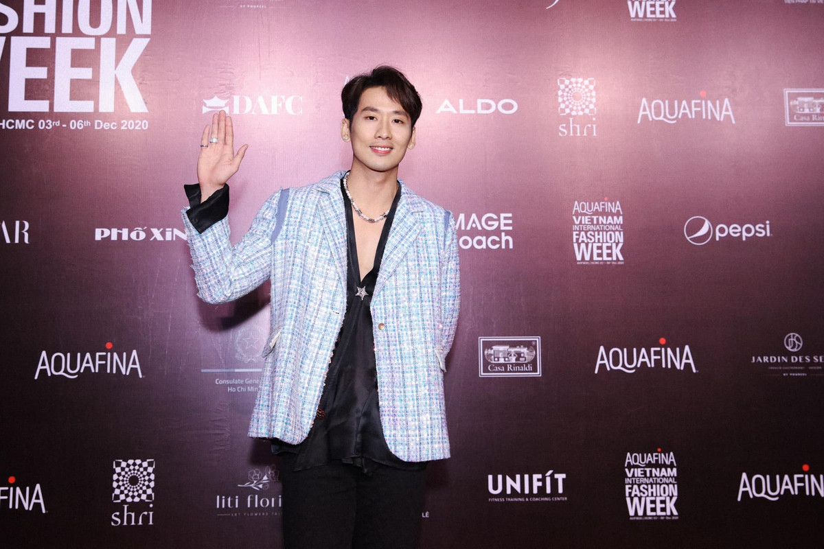 Dù mặc suit hay diện đồ thể thao đơn giản thì anh chàng cũng khiến các bạn gái đứng ngồi không yên.